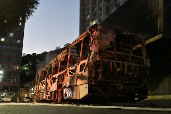 Ônibus incendiado no Centro de Vitória. Foto: Fernando Madeira  por Fernando Madeira