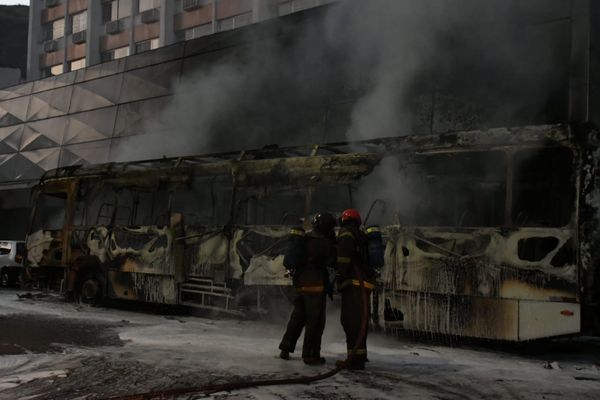 Ônibus incendiado no Centro de Vitória .Foto: Fernando Madeira  por Fernando Madeira