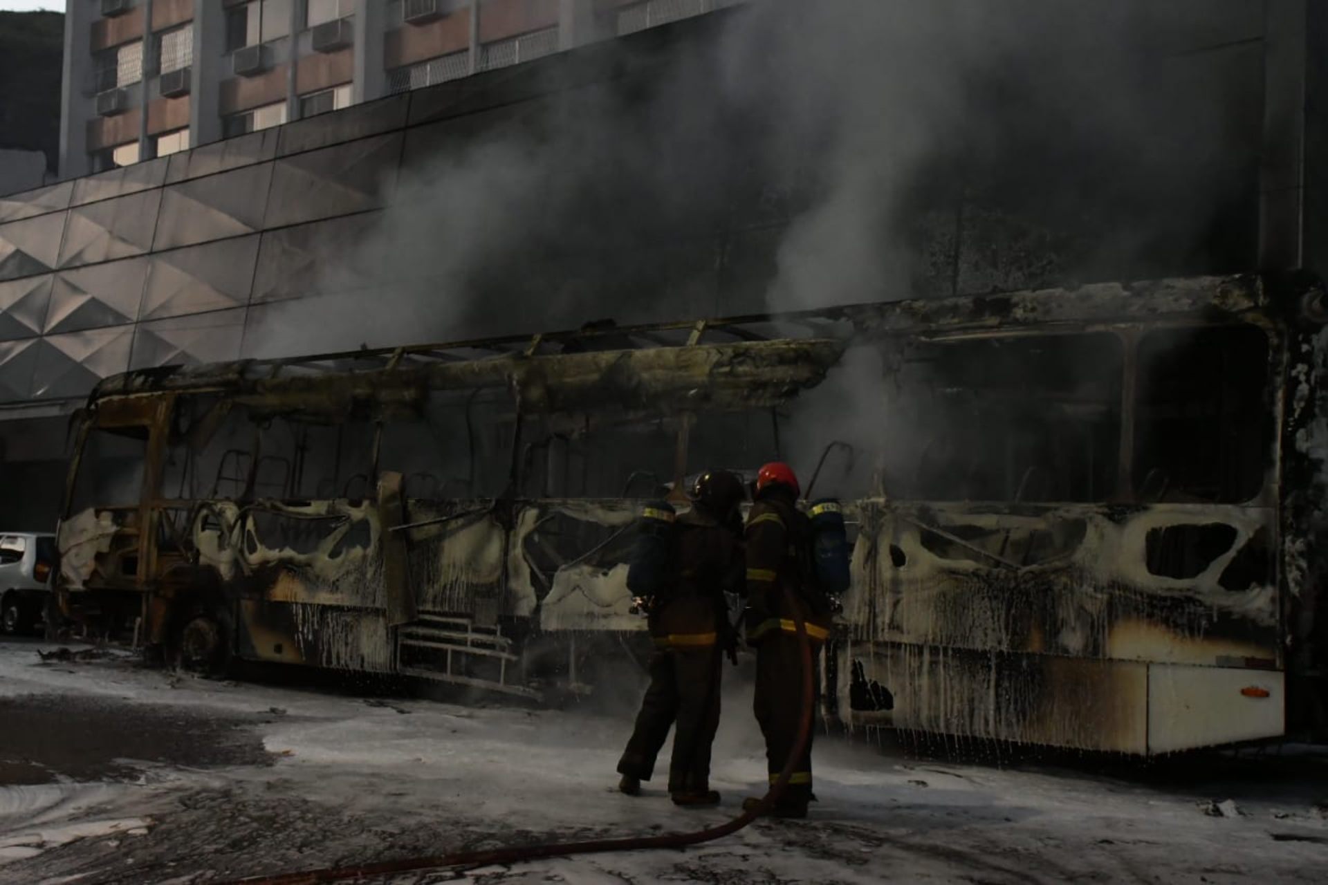 Ônibus incendiado no Centro de Vitória .Foto: Fernando Madeira 