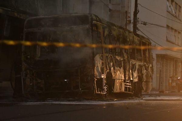 Ônibus incendiado no Centro de Vitória. Foto: Fernando Madeira  por Fernando Madeira
