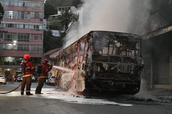 Ônibus incendiado no Centro de Vitória. Foto: Fernando Madeira  por Fernando Madeira