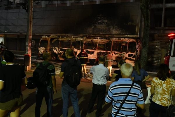 Ônibus incendiado no Centro de Vitória. Foto: Fernando Madeira  por Fernando Madeira
