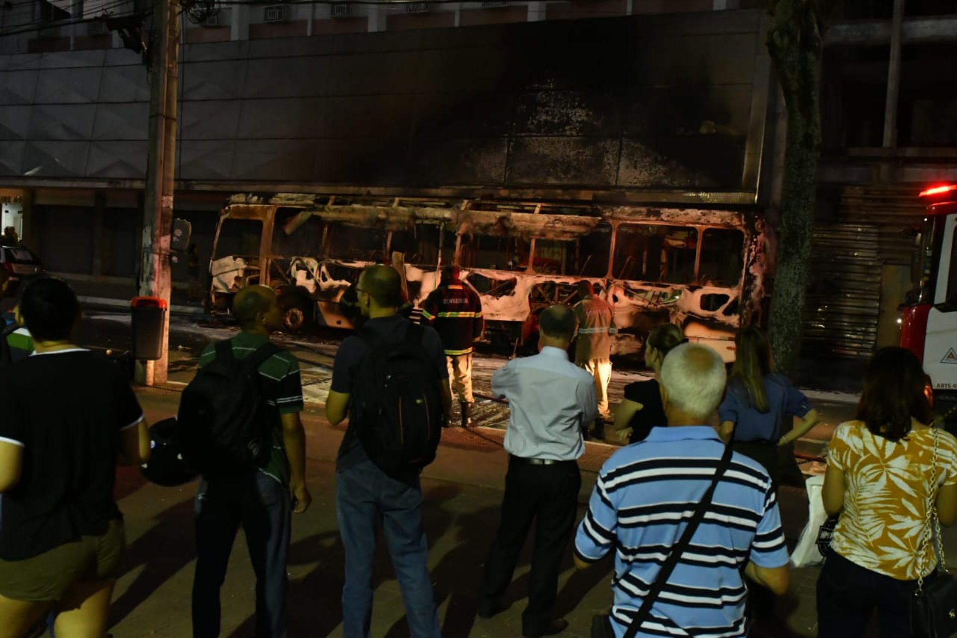 Ônibus incendiado no Centro de Vitória. Foto: Fernando Madeira 