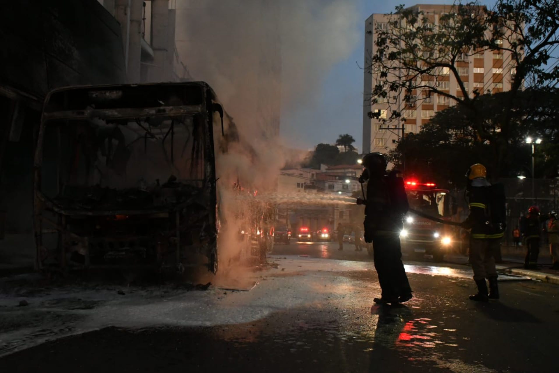 Ônibus incendiado no Centro de Vitória. Foto: Fernando Madeira 