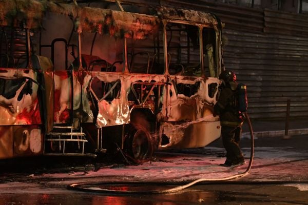 Ônibus incendiado no Centro de Vitória. Foto: Fernando Madeira  por Fernando Madeira