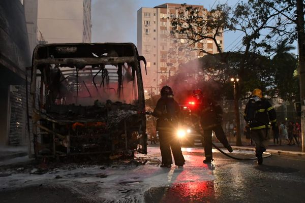Ônibus incendiado no Centro de Vitória