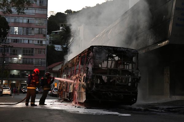 Ônibus incendiado no Parque Moscoso