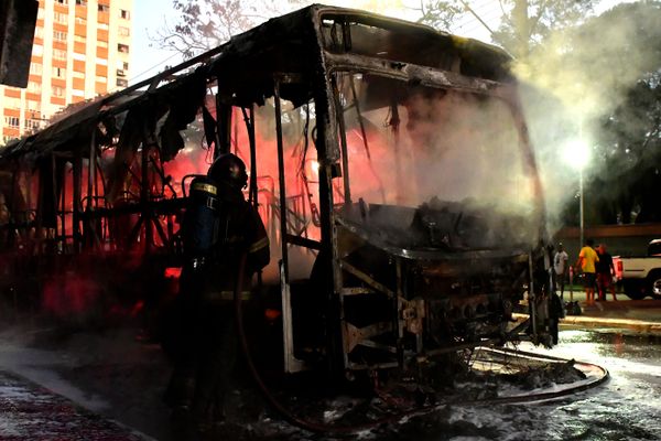 Ônibus incendiado no Parque Moscoso