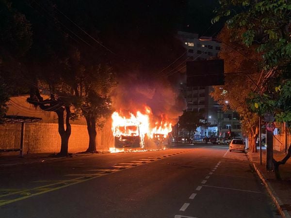 Ônibus incendiado próximo à Terceira Ponte