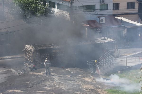 Em mais um ataque, criminosos ateiam fogo em um ônibus no bairro Santo Antônio, em Vitória por Carlos Alberto Silva | A Gazeta