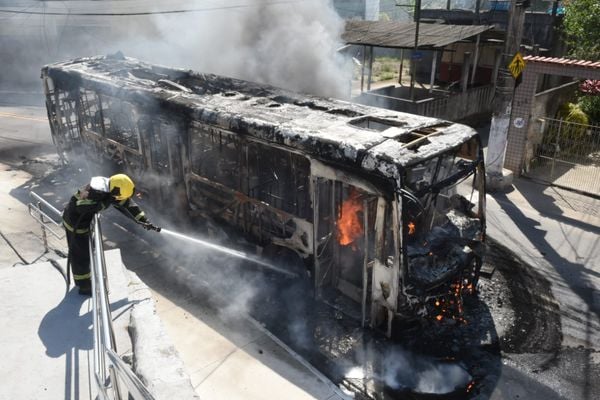 Trabalho do Corpo de Bombeiros para conter incêndio em ônibus no bairro Santo Antônio, em Vitória por Carlos Alberto Silva | A Gazeta
