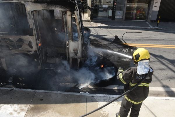 Trabalho do Corpo de Bombeiros para conter incêndio em ônibus no bairro Santo Antônio, em Vitória por Carlos Alberto Silva | A Gazeta