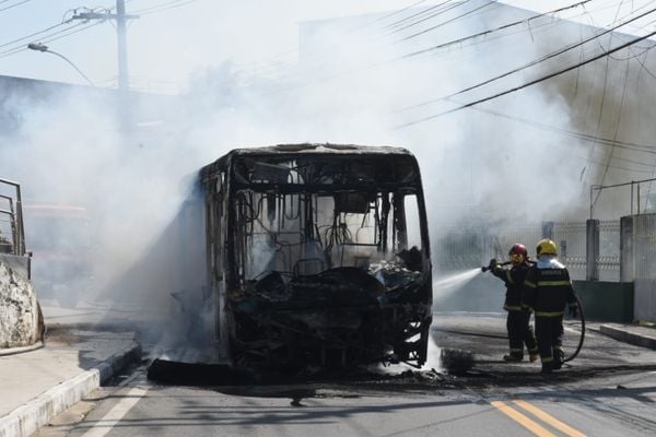 Trabalho do Corpo de Bombeiros para conter incêndio em ônibus no bairro Santo Antônio, em Vitória por Carlos Alberto Silva | A Gazeta