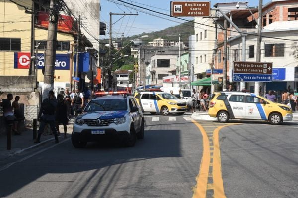 Movimentação de moradores e comerciantes no bairro Santo Antônio, em Vitória por Carlos Alberto Silva | A Gazeta