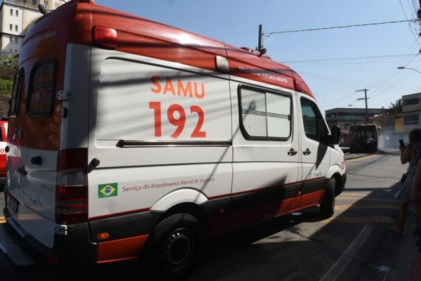 Em mais um ataque, criminosos ateiam fogo em um ônibus no bairro Santo Antônio, em Vitória por Carlos Alberto Silva | A Gazeta
