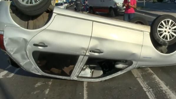 Fiat Palio estava na avenida quando foi atingido por veículo que, segundo testemunhas, teria avançado sinal vermelho para acessar a avenida; motorista teve ferimentos leves