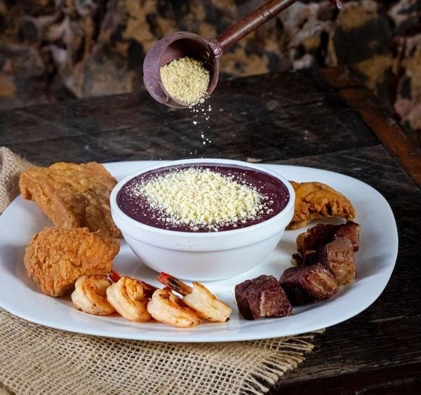 Açaí com charque, camarão e três tipos de peixes, do Point do Açaí, em Belém por Instagram/@pointdoacaibelem