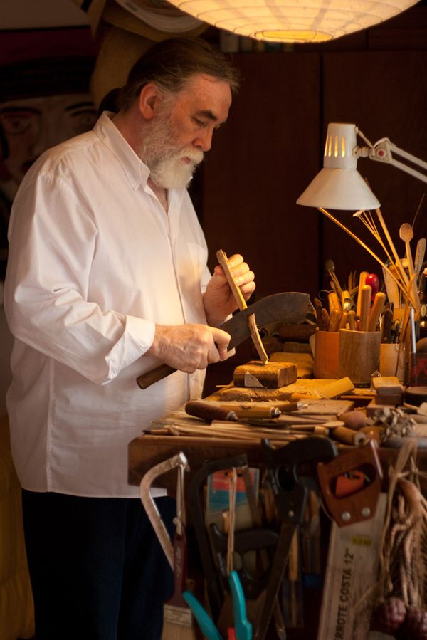 Alvaro Abreu durante a confecção artesanal de suas colheres de bambu