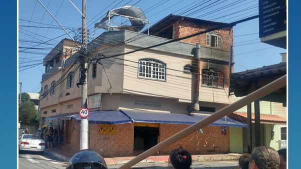 Casa no segundo pavimento de prédio na Glória pegou fogo nesta quarta-feira (12)