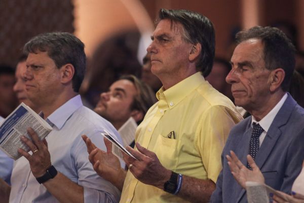 Jair Bolsonaro participa de missa em Aparecida