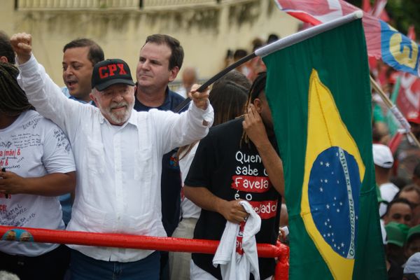 Lula em caminhada no Complexo do Alemão