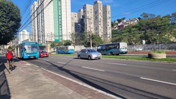 Ônibus circulando na Av. Cesar Hilal, em Vitória, na manhã desta quarta-feira (12)