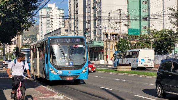 Ônibus circulando na Av. Cesar Hilal, em Vitória, na manhã desta quarta-feira (12)