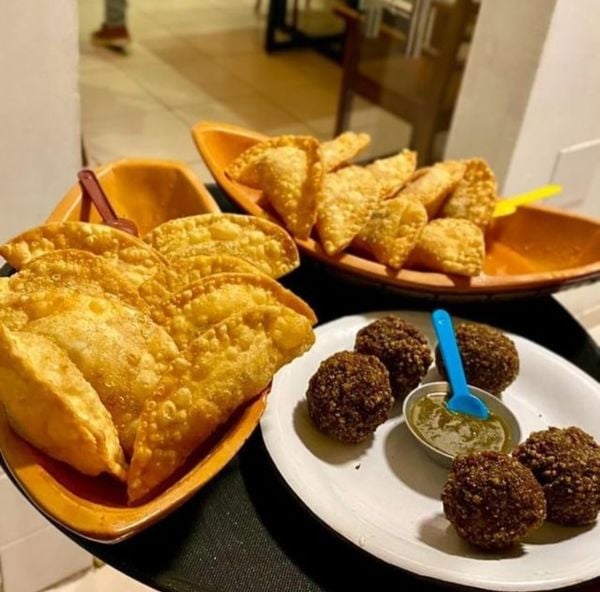 Pastéis de charque, creme de camarão, vatapá e caranguejo. E bolinho de maniçoba com geleia  de jambu por Reprodução @Veroaçaíbelem