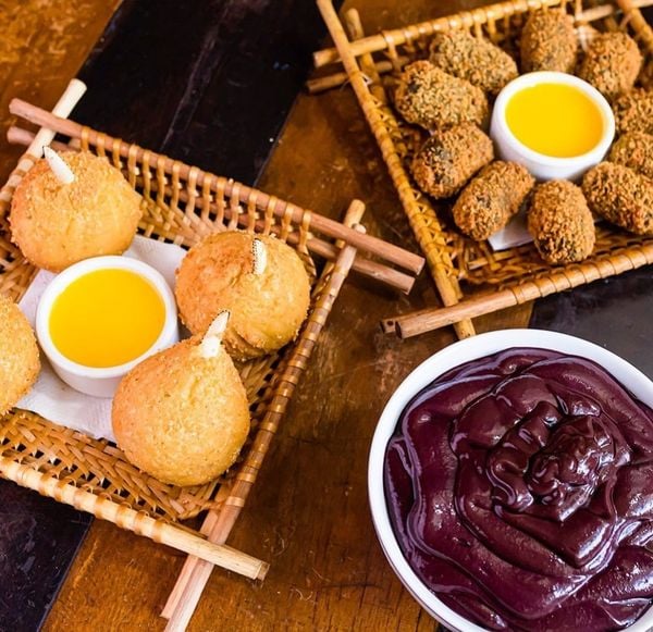 Unhas de caranguejo, bolinho de maniçoba e açaí, do Point do Açaí, em Belém por Instagram/@pointdoacaibelem