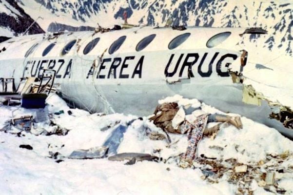 Avião da Força Aérea Uruguaia destruído após acidente nos Andes em 1972