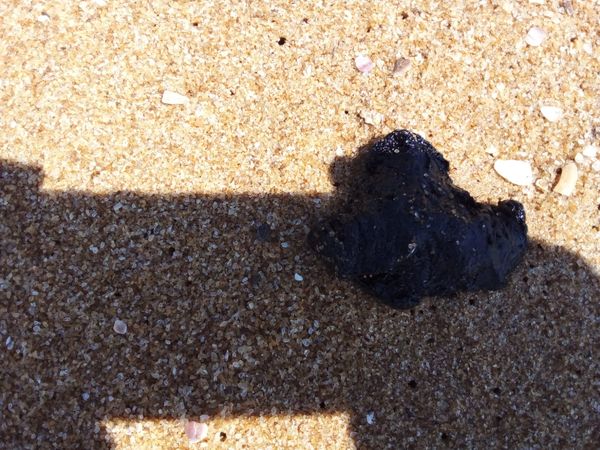 Fragmentos de óleo foram encontrados na praia de Itaúnas, Conceição da Barra