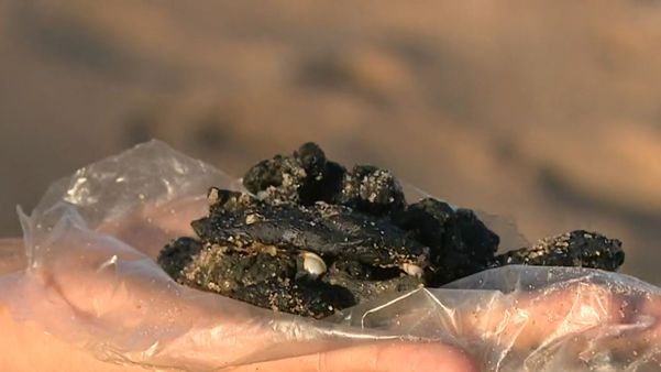 Fragmentos de óleo foram encontrados nesta quinta-feira (13), em Guriri, litoral de São Mateus.