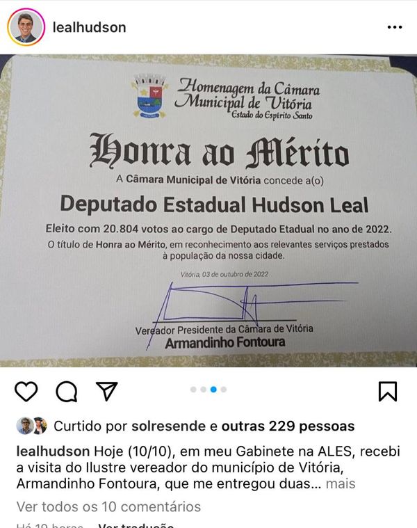 Homenagem ao deputado estadual Hudson Leal entregue por Armandinho Fontoura antes de o vereador assumir a presidência da Câmara