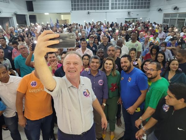O governador em ato de campanha na Serra, com o prefeito Sérgio Vidigal e apoiadores