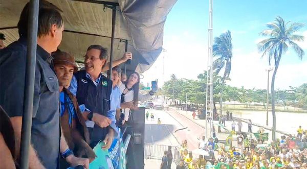 Presidente Jair Bolsonaro discursa a apoiadores no Recife no 2º turno das eleições
