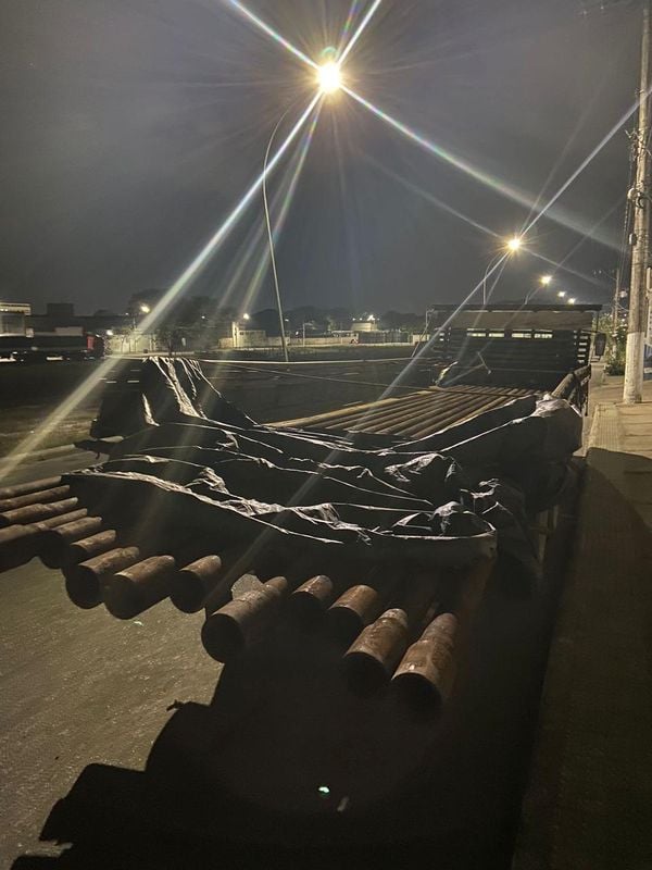 Suspeitos usam caminhão para realizar furto e trocam tiros com a polícia em Linhares