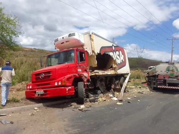 Acidente entre dois caminhões e um carro deixa um ferido em Baixo Guandu