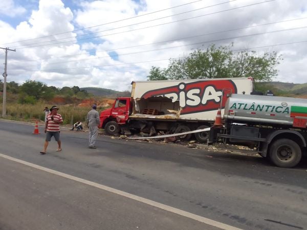 Acidente entre dois caminhões e um carro deixa um ferido em Baixo Guandu