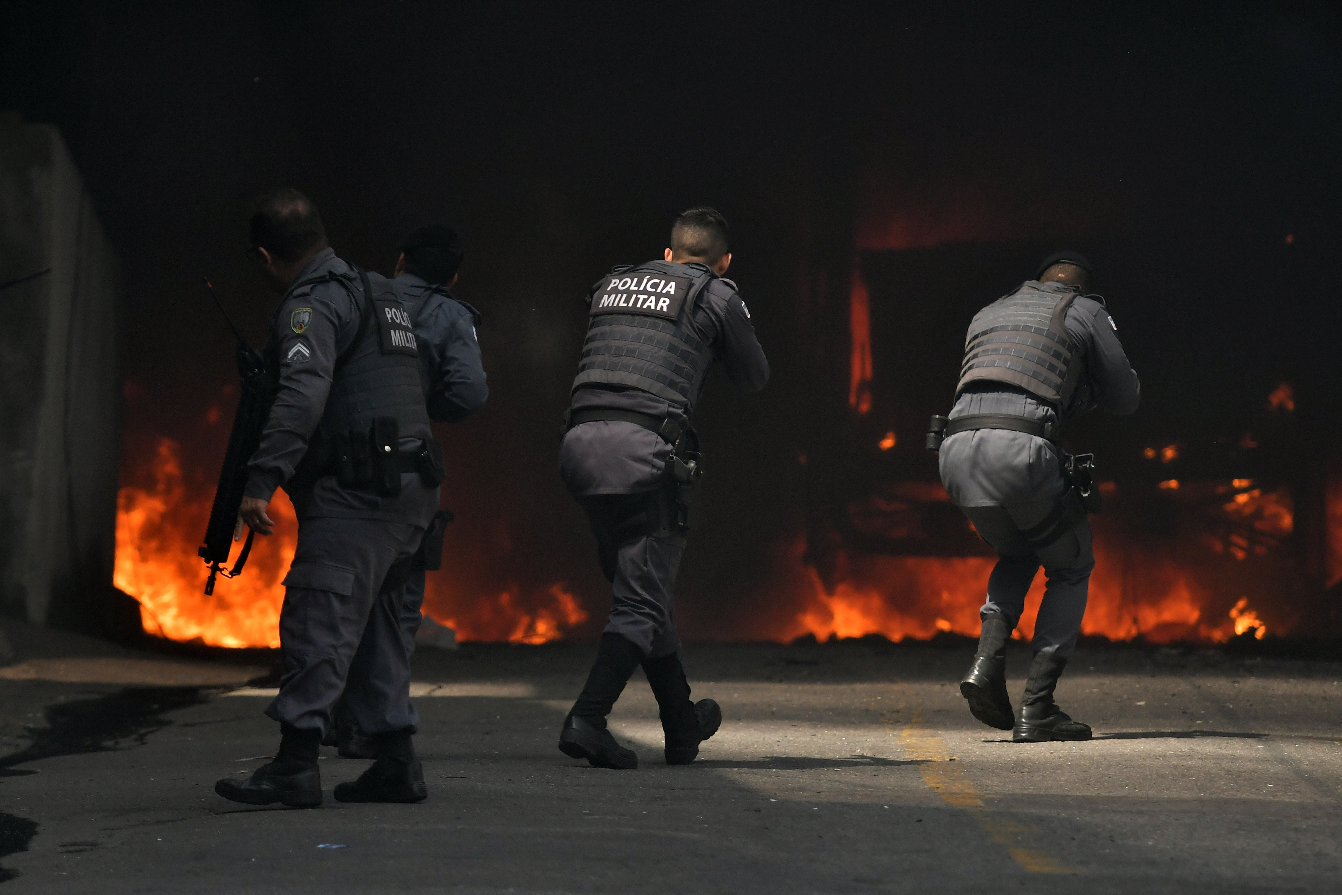Polícia Militar durante ação incendiária em Consolação, Vitória, na última terça-feira (11) após morte de segurança de integrante do Primeiro Comando de Vitória (PCV)