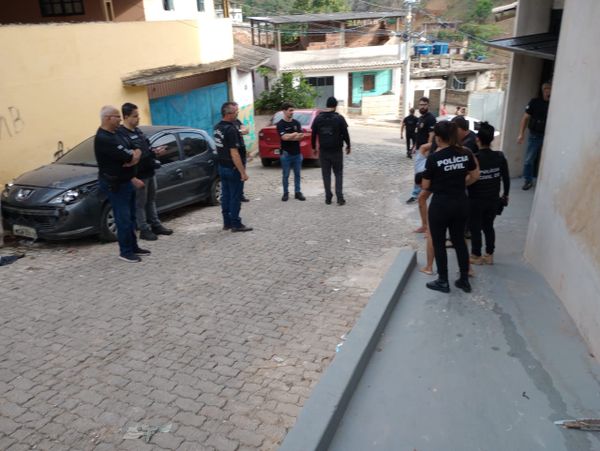 A polícia prendeu três pessoas apontadas como liderança do tráfico de drogas local de Cachoeiro por Divulgação \ PC