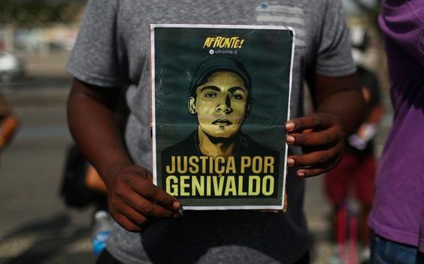Manifestante exibe cartaz com pedido de justiça para Genivaldo de Jesus