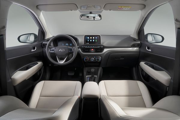 No interior, maçanetas e botão de freio de mão cromados por Hyundai/Divulgação