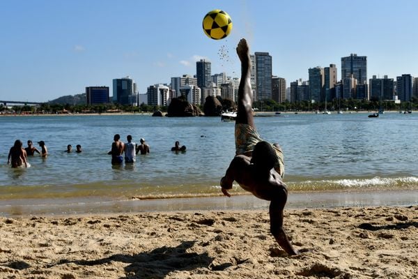 Galera curtindo o dia de sol na Praia da Ilha do Frade, em Vitória