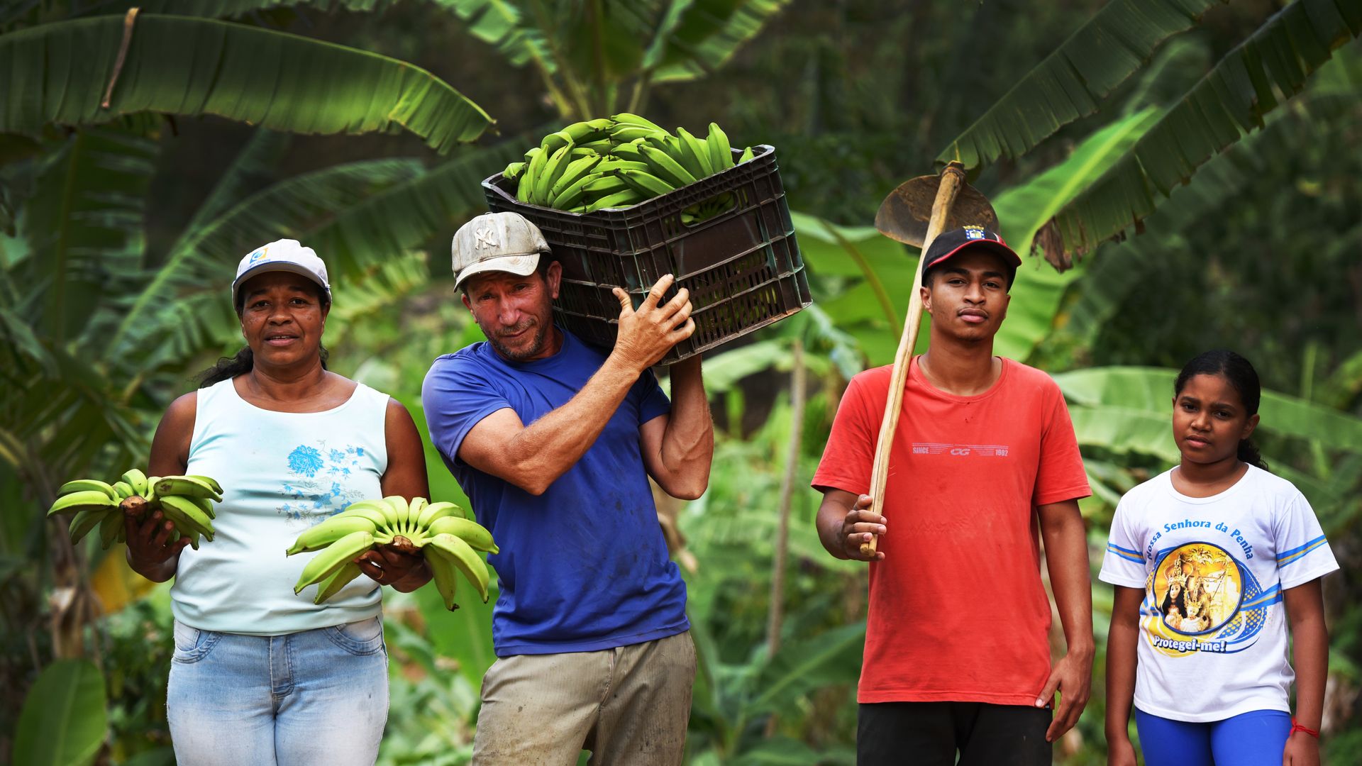 Gilmar Rodrigues de Almeida, 50 anos. Ele é produtor de bananas na localidade de Sabão, Cariacica, e faz parte da Cooperativa da Agricultura Familiar de Cariacica (CAFC). Na foto, sua esposa Elisete Barbosa de Barcelos de Almeida, o filho Alan, de 16 anos, e a filha, Rainne, de 10 anos.  