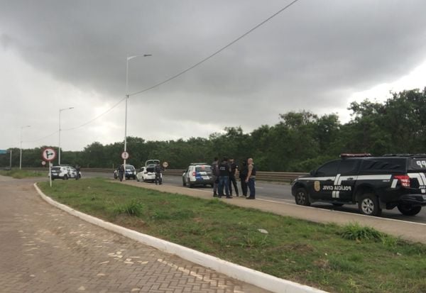 Policiais civis e militares estiveram no local onde a viatura da PM foi metralhada em Cariacica