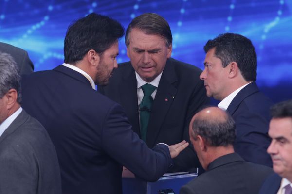 Sergio Moro (União Brasil) ao lado do candidato Jair Bolsonaro (PL) durante debate na Band