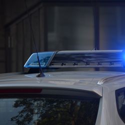 Corpo foi encontrado na tarde de terça-feira (13) e apresentava hematomas e lesão na cabeça; caso é investigado pela DHPP da Serra