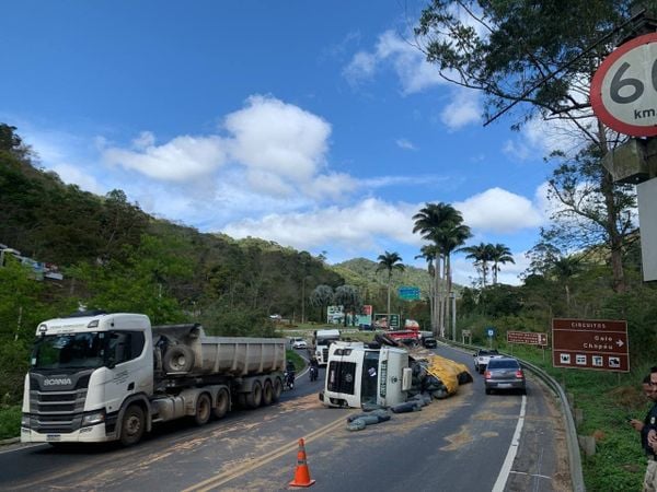 Caminhão tomba na manhã desta segunda-feira (17), em Domingos Martins