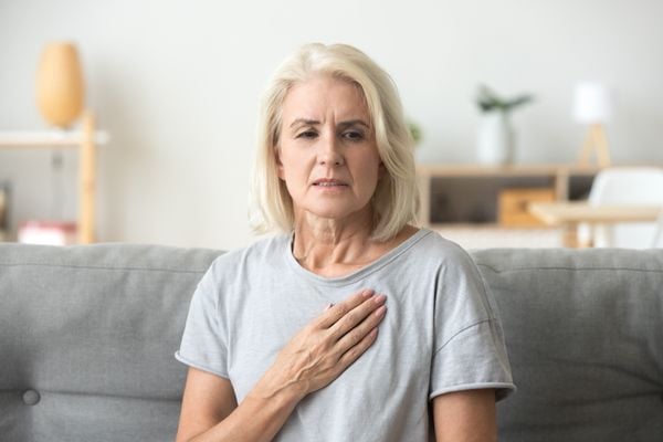 Colesterol alto: mulher com dor no peito