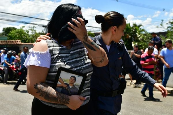 Emoção e homenagens: soldado Ferrani é enterrado em Cariacica por Fernando Madeira